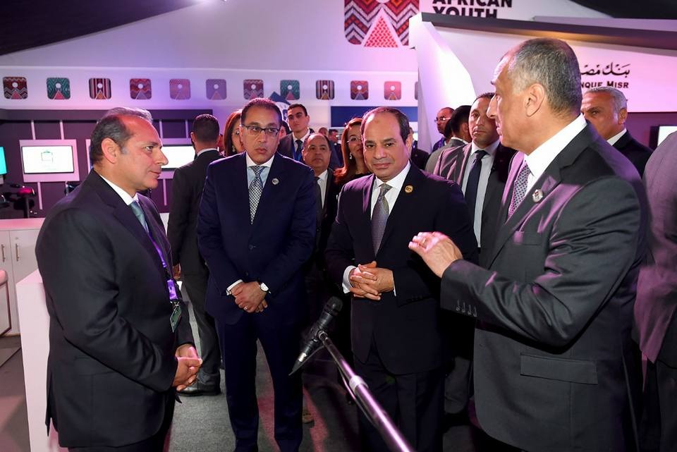 الرئيس السيسي مع رئيس البنك الأهلي خلال الجولة التفقدية
