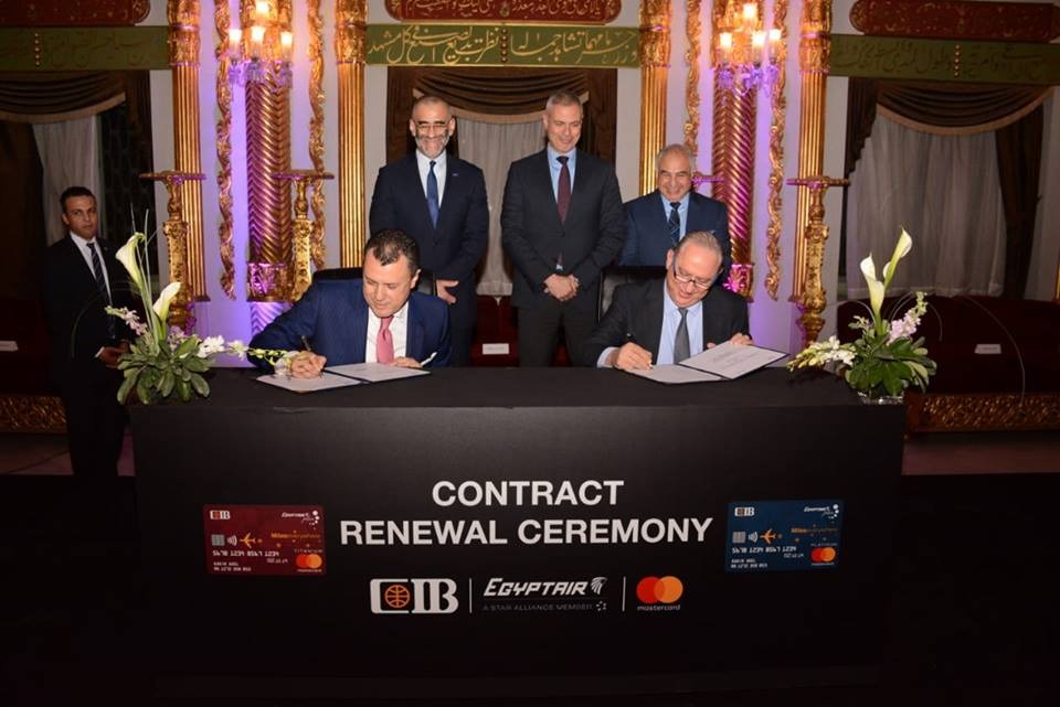 قيادات CIB ومصر للطيران خلال توقيع اتفاق الشراكة