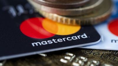بريطانيا تكشف عن بطاقة دفع مصنوعة من الذهب بقيمة 18000 إسترليني بالتعاون مع ماستر كارد