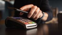 بريطانيا ترفع القيود عن حدود الدفع اللاتلامسي اعتبارًا من مارس 2026