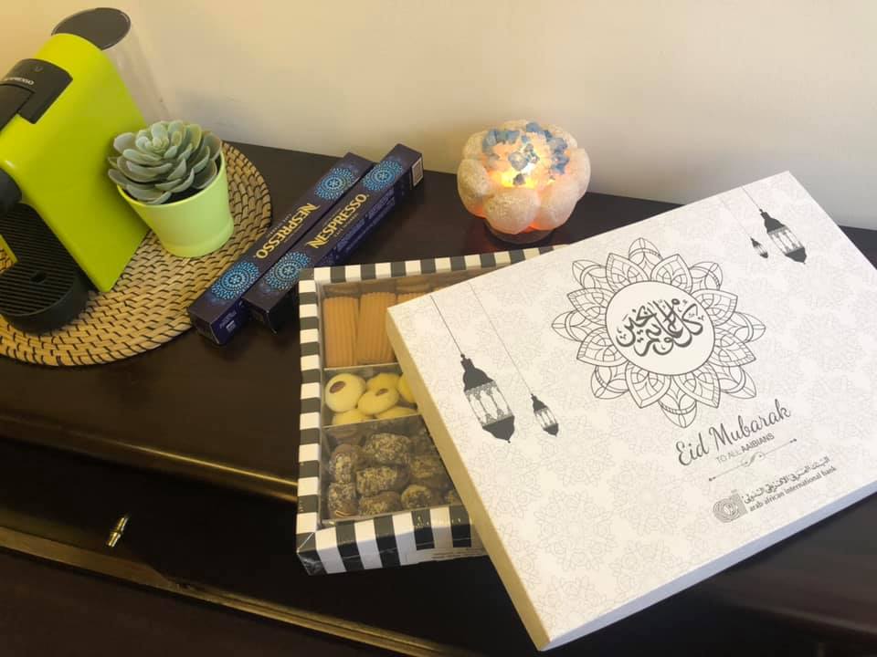 البنوك توزع كعك العيد على موظفيها