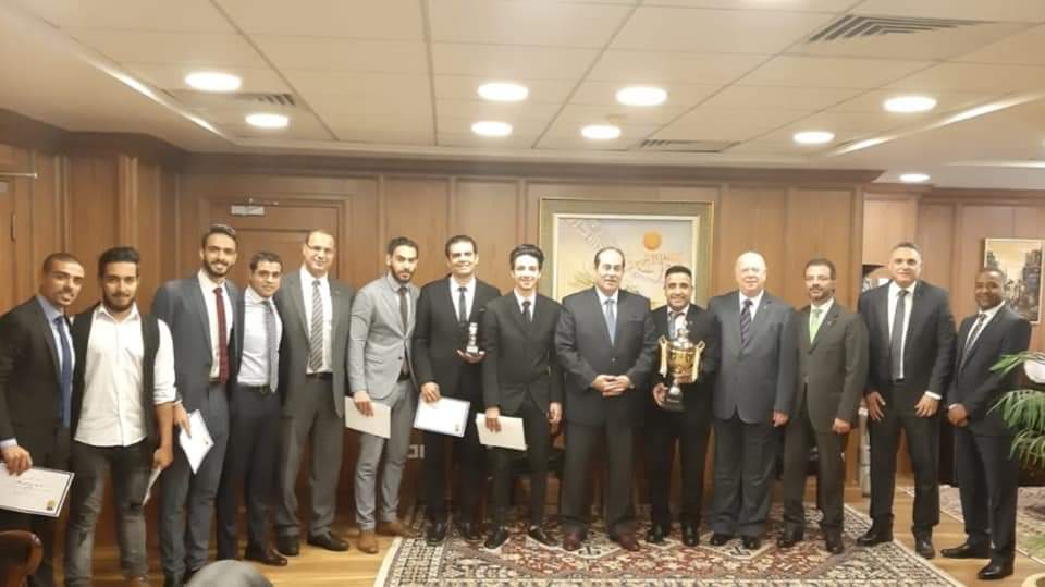 رئيس saib يكرم فريق كرة القدم بعد الفوز ببطولة بنكي
