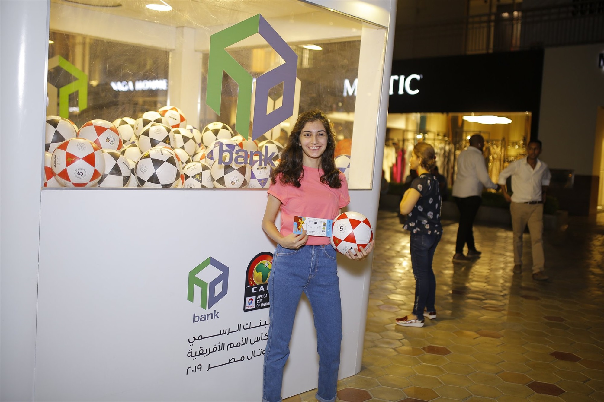 بنك التعمير والإسكان يوزع تذاكر مباراة مصر وجنوب أفريقيا