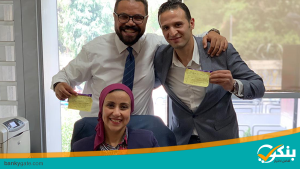مدير فرع الجيزة والهرم أثناء تكريمهم من مديرة منطقة الجيزة