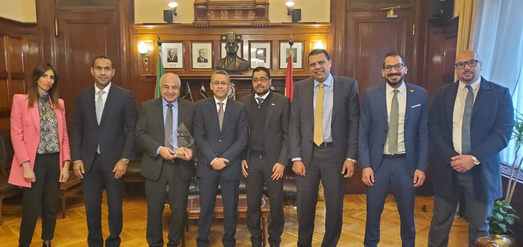 خلال تسلم الجائزة