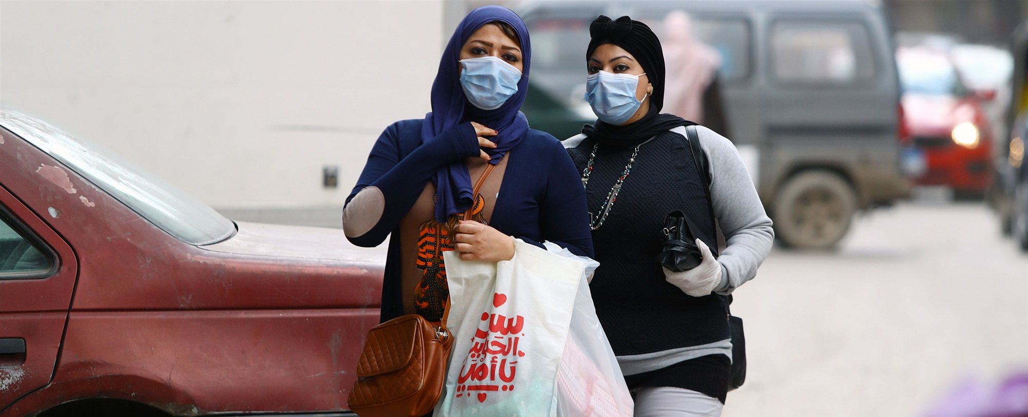الكمامة شرط لدخول فروع البنوك