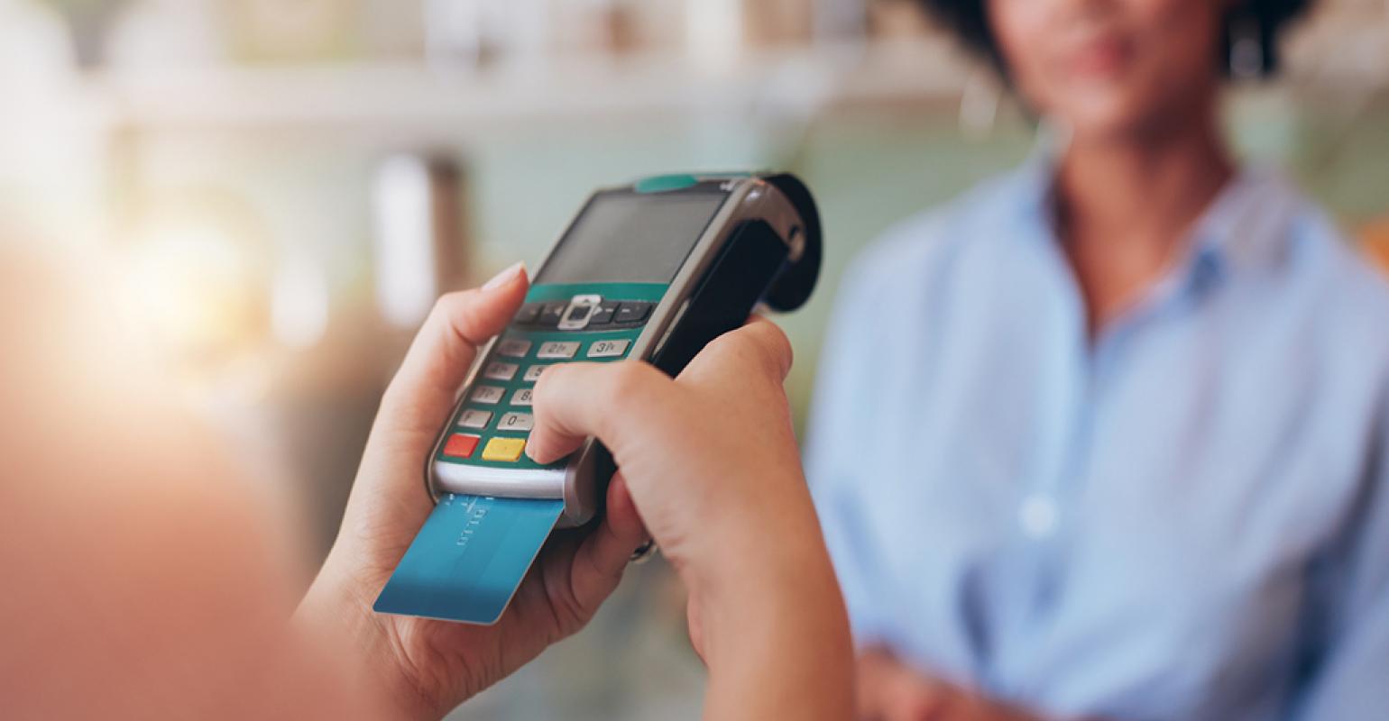 الدفع باستخدام البطاقات البنكية