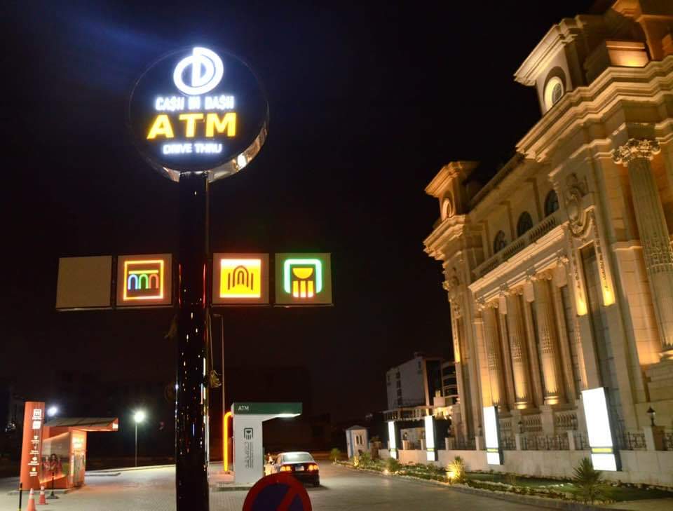 ATM لسحب الأموال من السيارة
