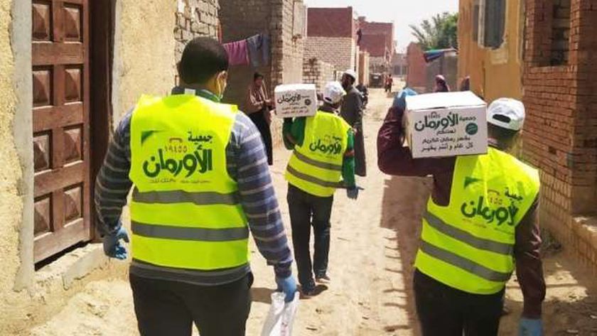 متطوعو الأورمان في أثناء توزيع لحوم الأضاحي