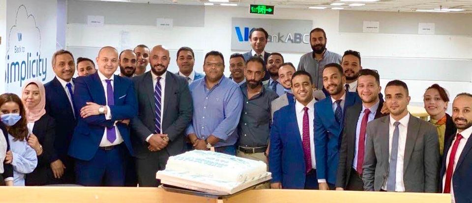 احتفال موظفي بنك ABC بزيادة المبيعات