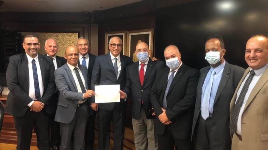 طارق عامر محافظ البنك المركزي مع موظفي بنك بلوم مصر