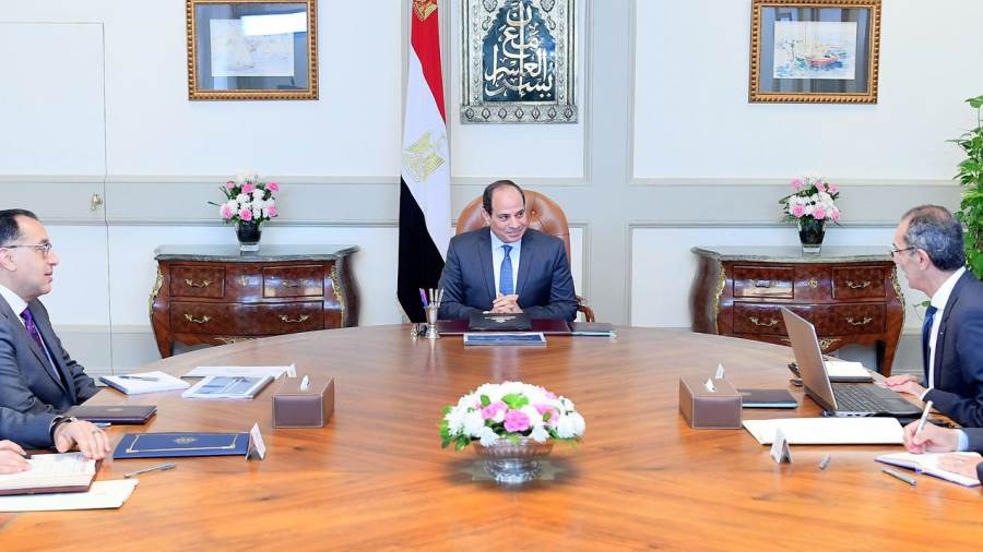 السيسي يجتمع مع رئيس الوزراء ووزير الاتصالات