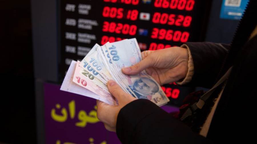 الليرة التركية تراجعت بنسبة 30% منذ بداية العام