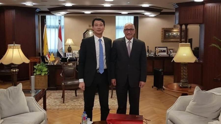 محافظ البنك المركزي طارق عامر مع سفير كوريا الجنوبية لدى مصر هونج جين ووك