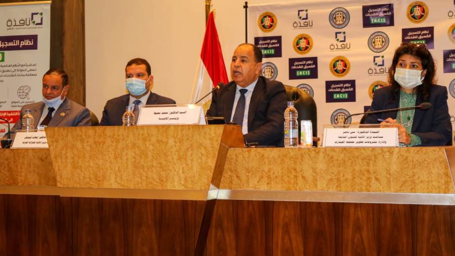 وزير المالية خلال المؤتمر الصحفي