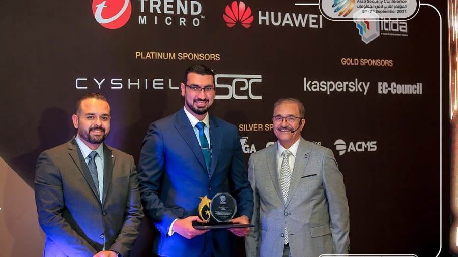 أحمد أنس يستلم جائزة أفضل رئيس تنفيذي لأمن المعلومات فى العالم العربي