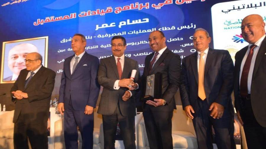 تكريم حسام عمر نائب أول الرئيس ورئيس قطاع العمليات المصرفية ببنك المشرق