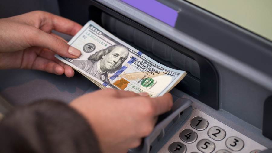 خطوات تحويل العملات الأجنبية عبر ماكينات ATM