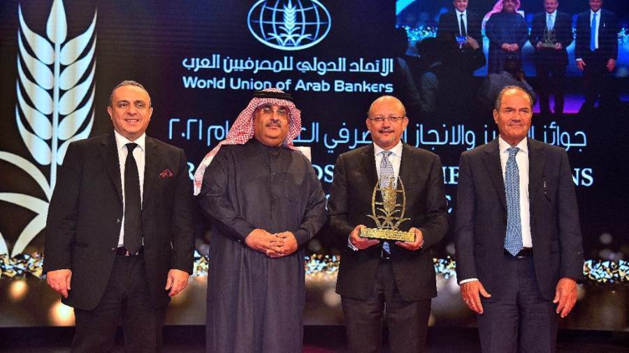 حسين رفاعي يتسلم جائزة الاتحاد الدولي للمصرفيين العرب