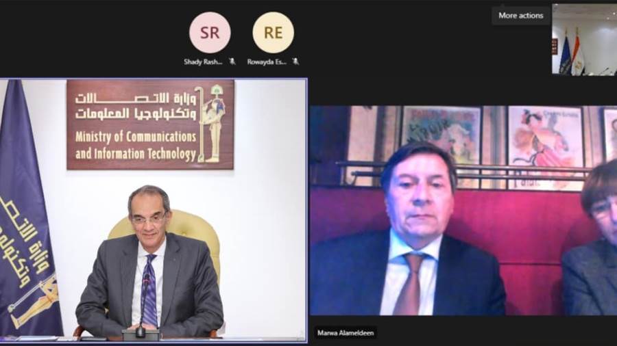 عمرو طلعت وزير الاتصالات وتكنولوجيا المعلومات خلال الاجتماع