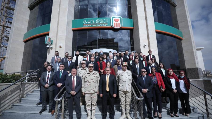 السيد اللواء /ايهاب الفار رئيس الهيئة الهندسية للقوات المسلحة مع قيادات البنك اثناء افتتاح الفرع