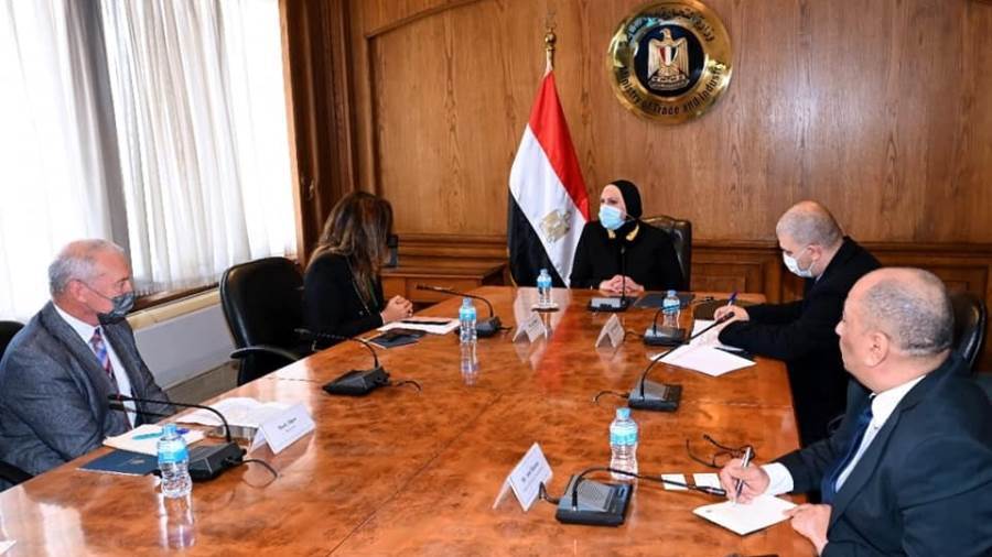 وزيرة التجارة والصناعة خلال لقائها وفد البنك الدولي
