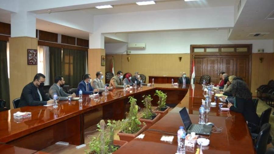 وزير الري خلال اجتماعه مع وفد البنك الدولي