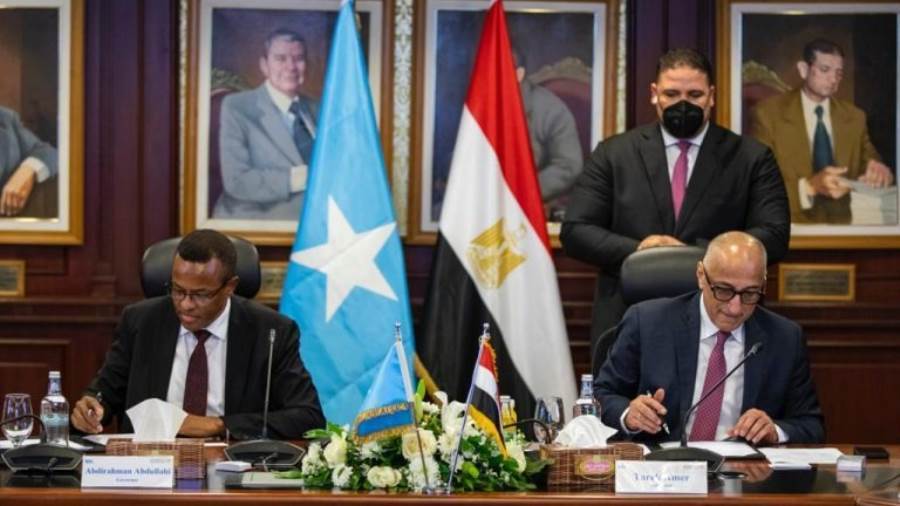 طارق عامر يوقع مذكرة تفاهم مع نظيره الصومالي
