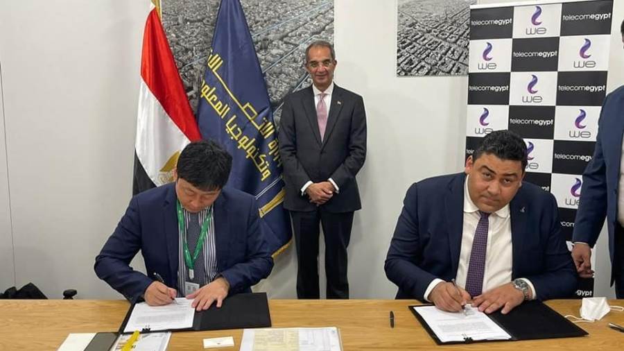 طلعت يشهد توقيع اتفاقية بين المصرية للاتصالات وهواوى