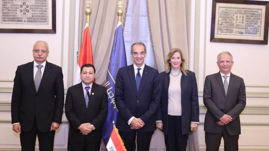 عمرو طلعت وزير الاتصالات خلال توقيع الاتفاق