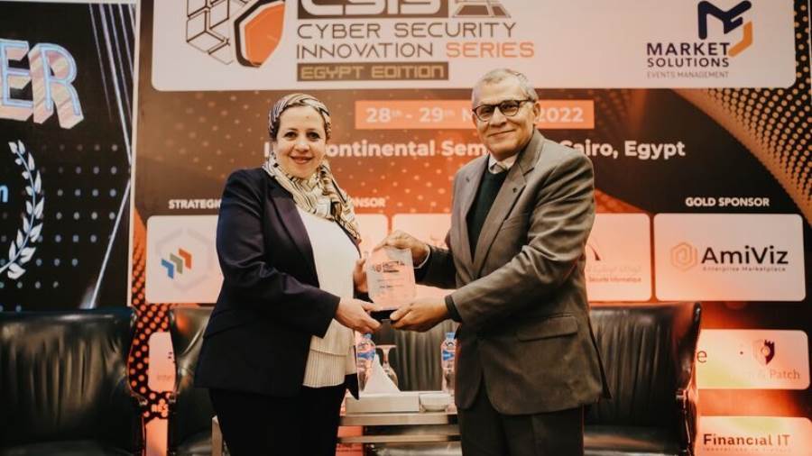 عبير خضر رئيس قطاع أمن المعلومات بالبنك الأهلي المصري تتسلم الجائزة