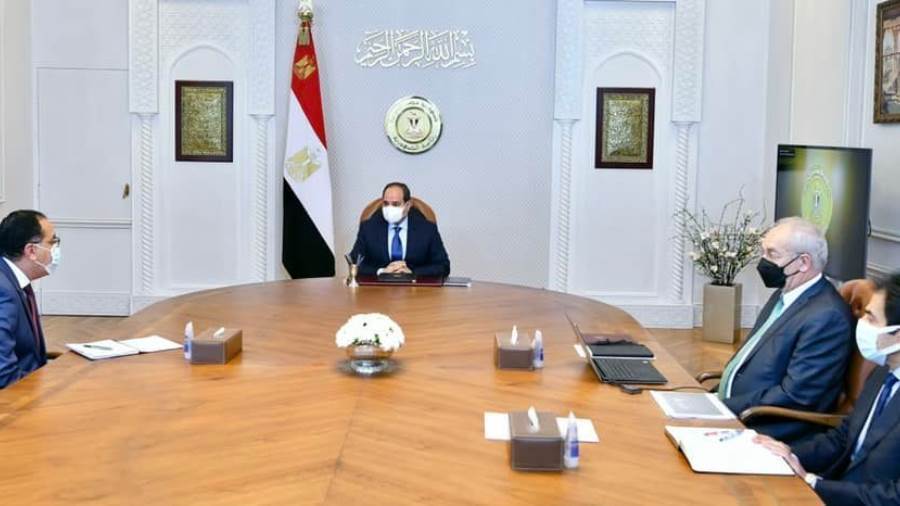 الرئيس يجتمع برئيس مجلس الوزراء ورئيس المنطقة الاقتصادية لقناة السويس
