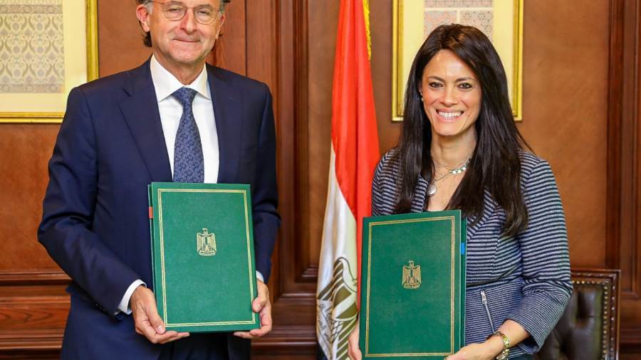 رانيا المشاط وزيرة التعاون الدولي ومدير مكتب بنك التعمير الألماني