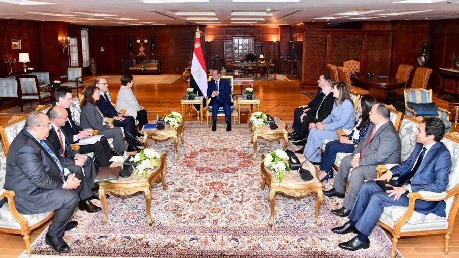 الرئيس السيسي ومحافظ المركزي خلال الإجتماع