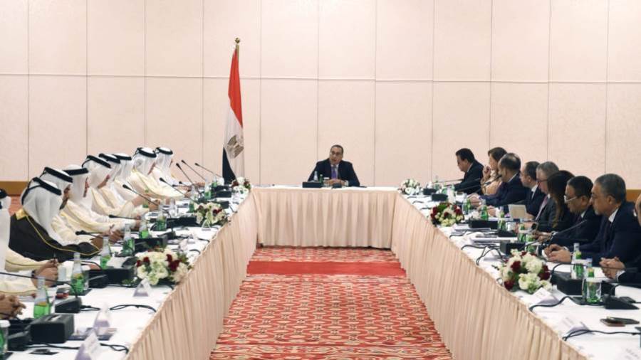 رئيس الوزراء خلال لقاء أعضاء مجلس إدارة غرفة قطر