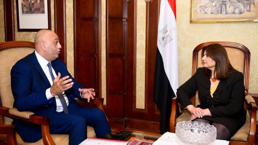 اجتماع وزيرة الهجرة مع رئيس جهازة المشروعات