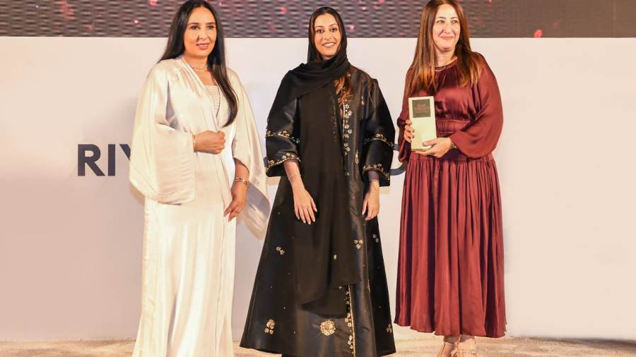 داليا الباز تتسلم جائزة فوربس لأقوى 100 سيدة أعمال فى الشرق الأوسط لعام 2023