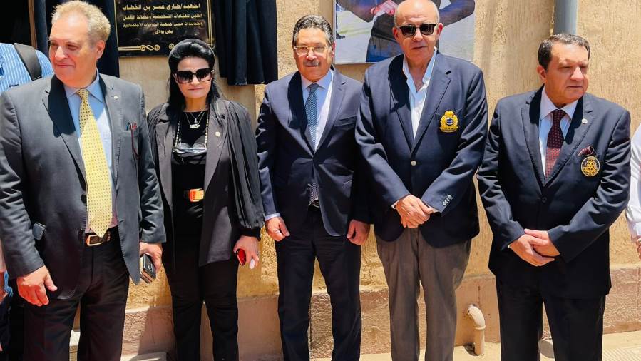 حسن غانم رئيس بنك التعمير والإسكان يفتتح مجمع عيادات طبية