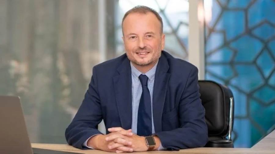 أوليفر كريسبين مدير برنامج مدرسة الخدمات المصرفية الرقميةبـ Fintech Egypt