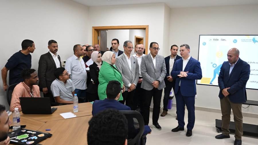 رئيس الوزراء يلتقي برواد الأعمال والمهنيين المستقلين من المستفيدين من برامج  مركز إبداع مصر الرقمية 
