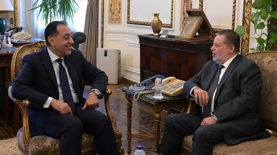 مصطفى مدبولي رئيس مجلس الوزراء وحسن عبدالله محافظ البنك المركزي