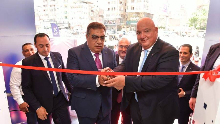 اثناء الافتتاح