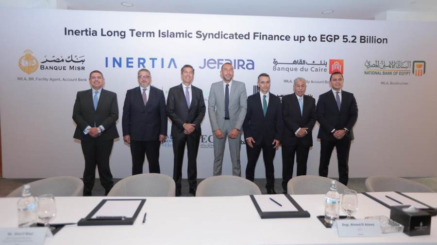 جانب من توقيع التمويل