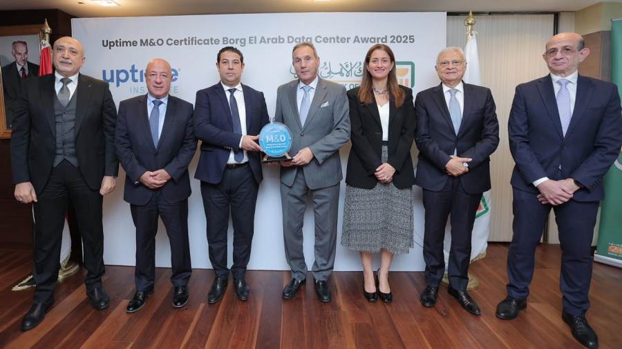 جانب من التكريم بالحصول على الجائزة