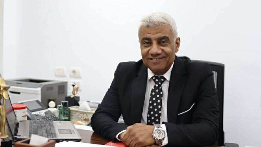 أيمن محمد الخبير المصرفي