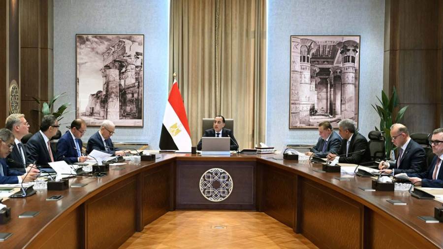 رئيس الوزراء يترأس اجتماع لجنة إدارة الأزمات المركزية بحضور حسن عبدالله