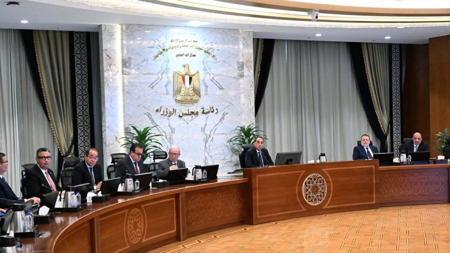 رئيس الوزراء يترأس اجتماع اللجنة المركزية لإدارة الأزمات بحضور محافظ المركزي