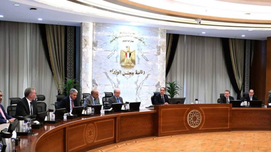 رئيس الوزراء يترأس اجتماع اللجنة المركزية لإدارة الأزمات بحضور محافظ المركزي