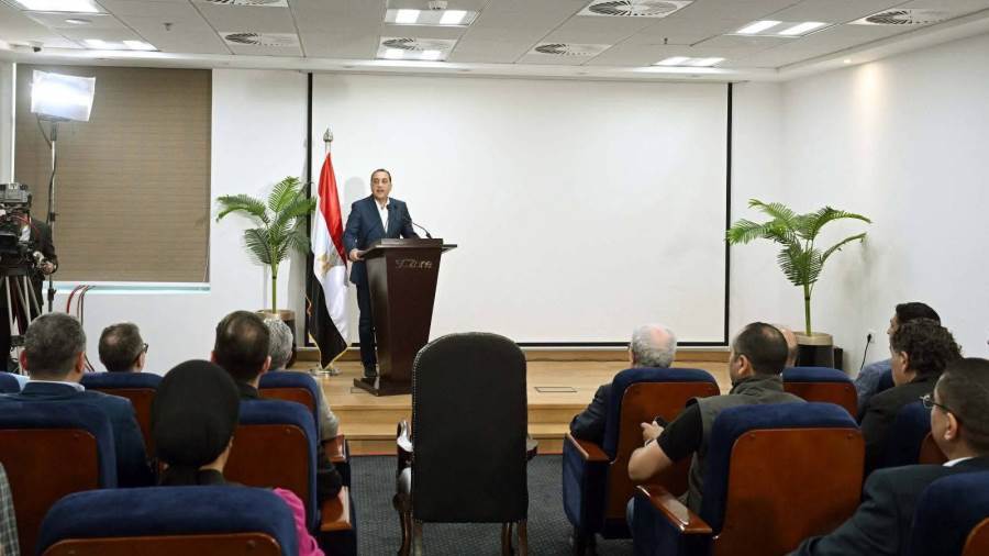 رئيس الوزراء : برنامج حكومي بالتنسيق مع البنك المركزي لدعم المصانع المتعثرة وإعادتها للإنتاج