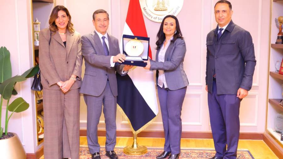 وزارة التضامن الاجتماعي وبنك التعمير والإسكان يشهدان توزيع عدد من الأجهزة التعويضية لطلاب الجامعات من ذوي الإعاقة 